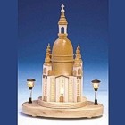 Frauenkirche mit Innenbeleuchtung und beleuchteten Laternen Frauenkirche mit Innenbeleuchtung und beleuchteten Laternen