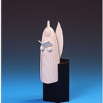 Halleluja-Engel, sitzend, weiß auf schwarzem Sockel - 12 cm